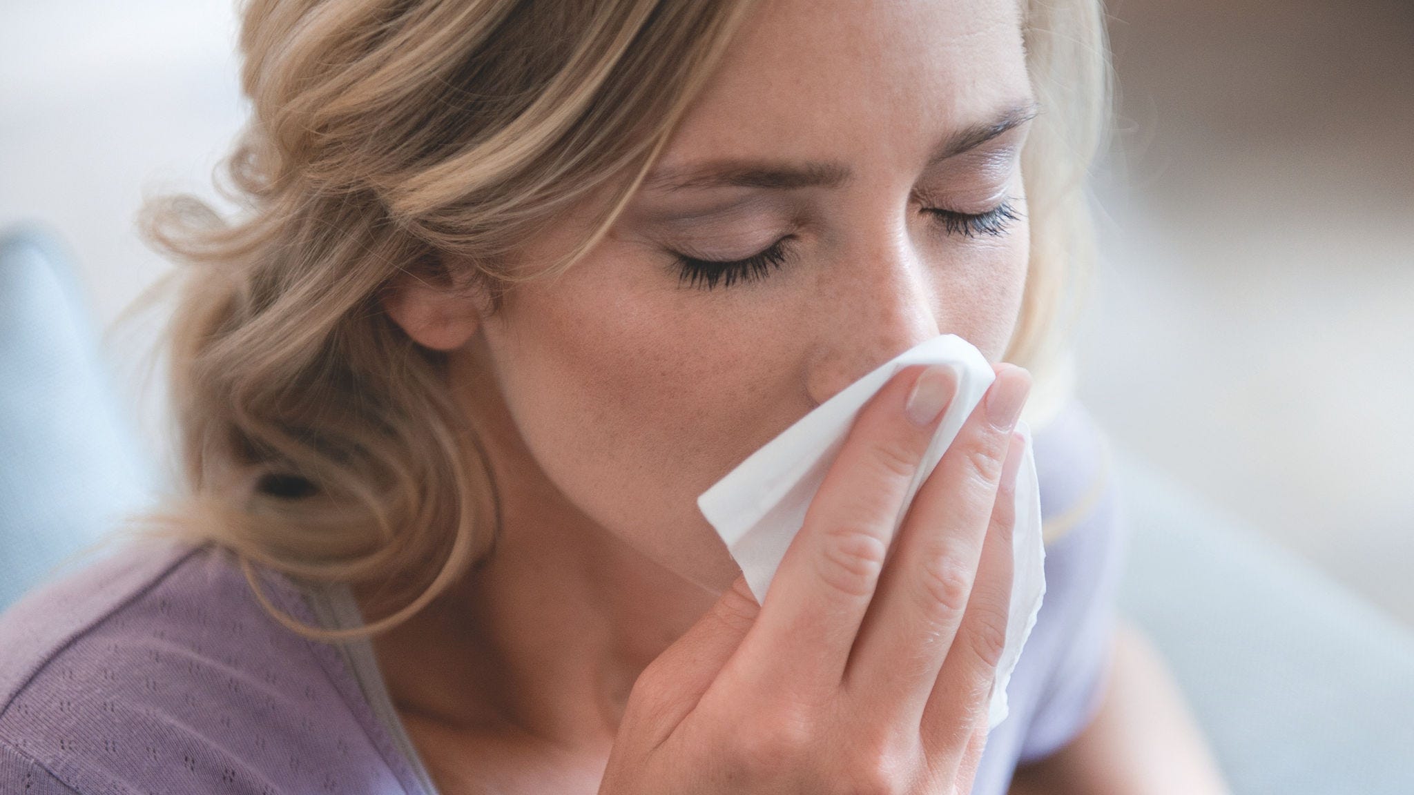 Žena smrká kvůli pylové alergii