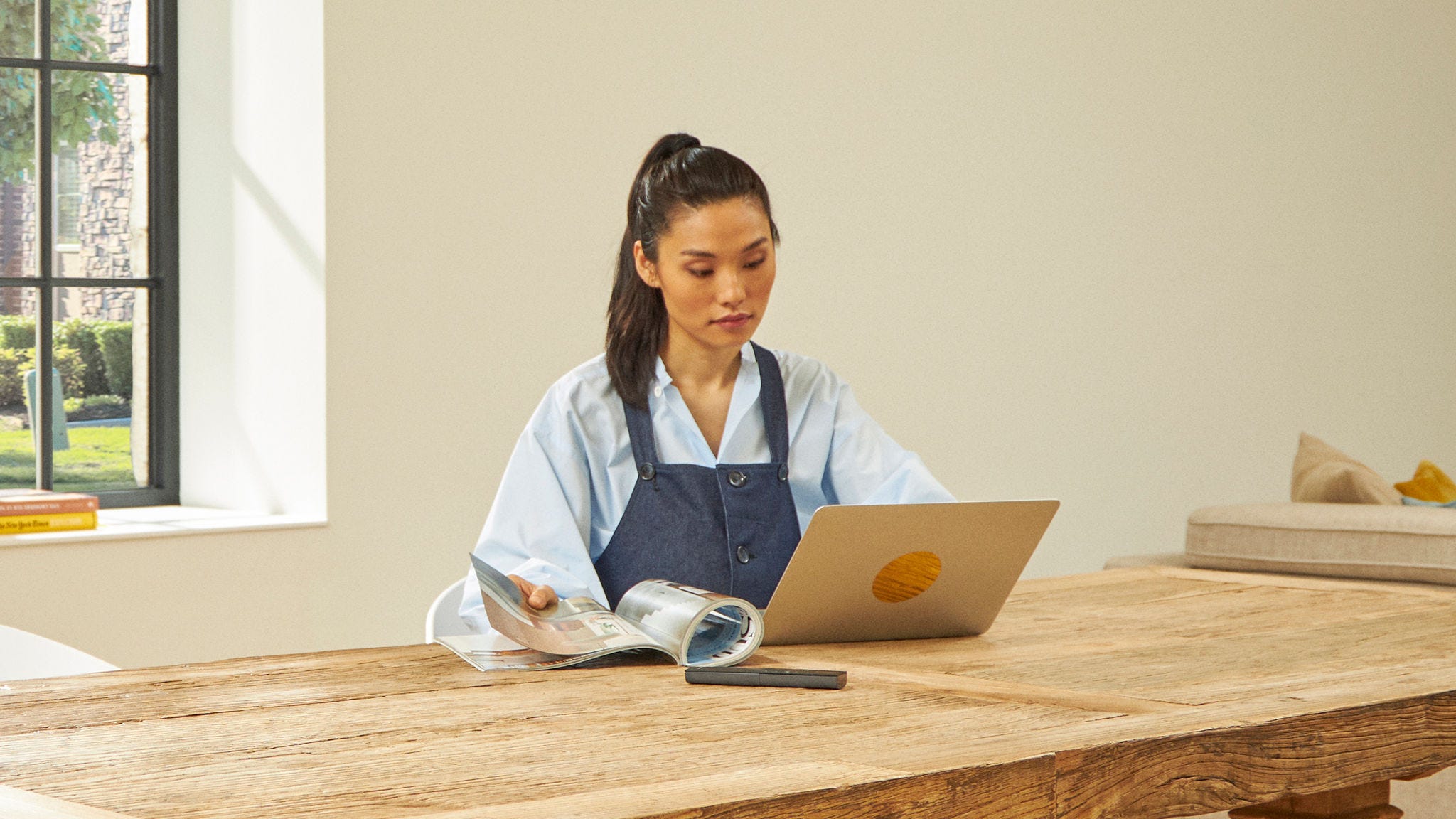 Žena pracuje na svém notebooku