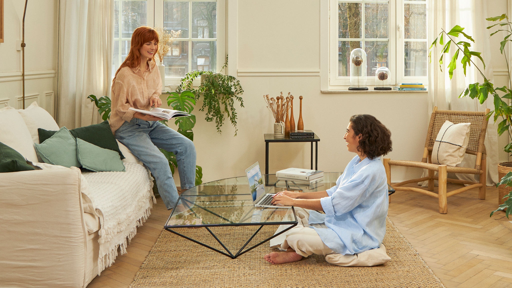 Dvě ženy sedící v obývacím pokoji