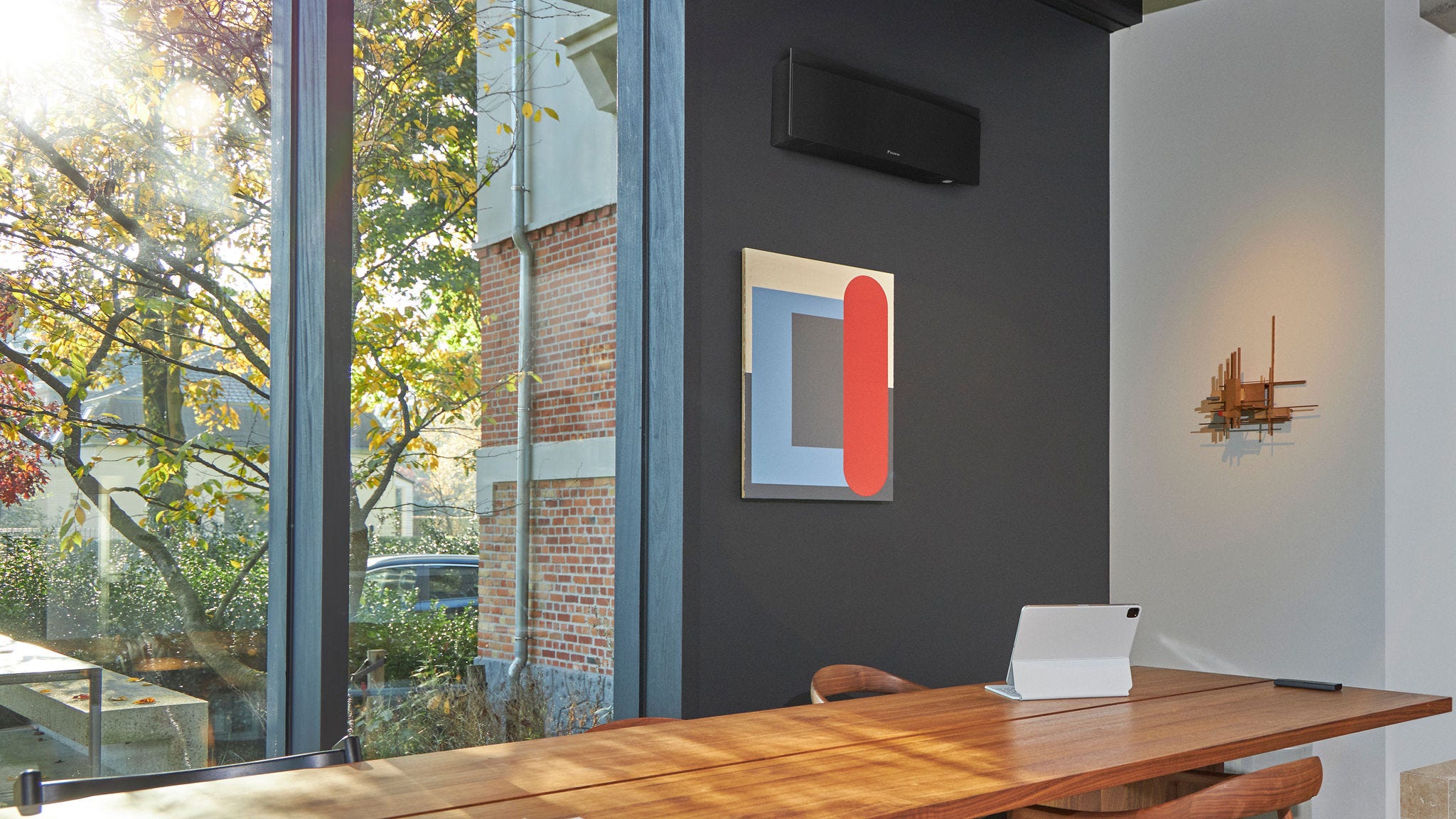 Diskrétní nástěnné tepelné čerpadlo, se správným výkonem a v černém odstínu