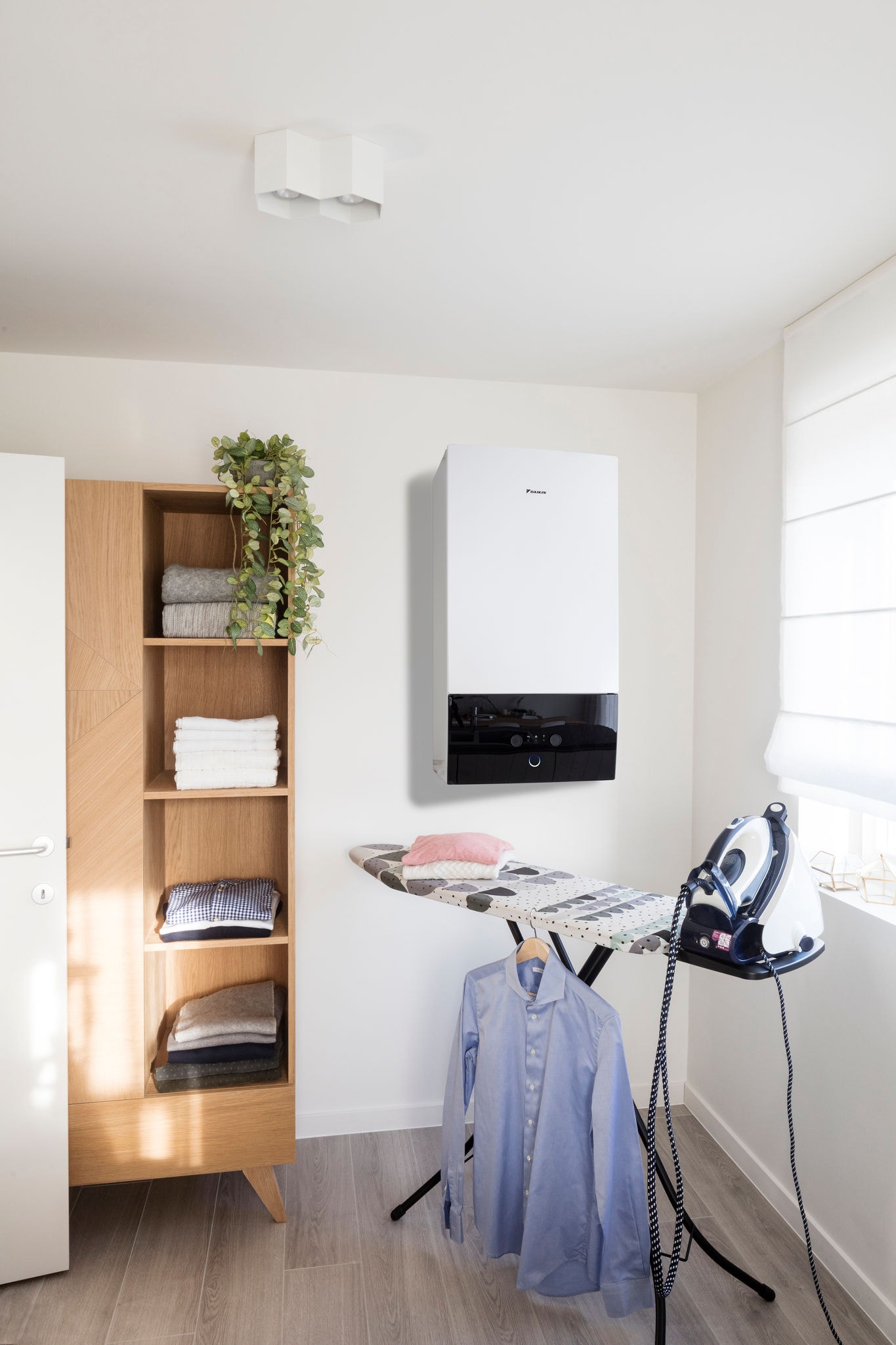 Vnitřní jednotka Daikin Altherma připojená k solárním panelům v prádelně.