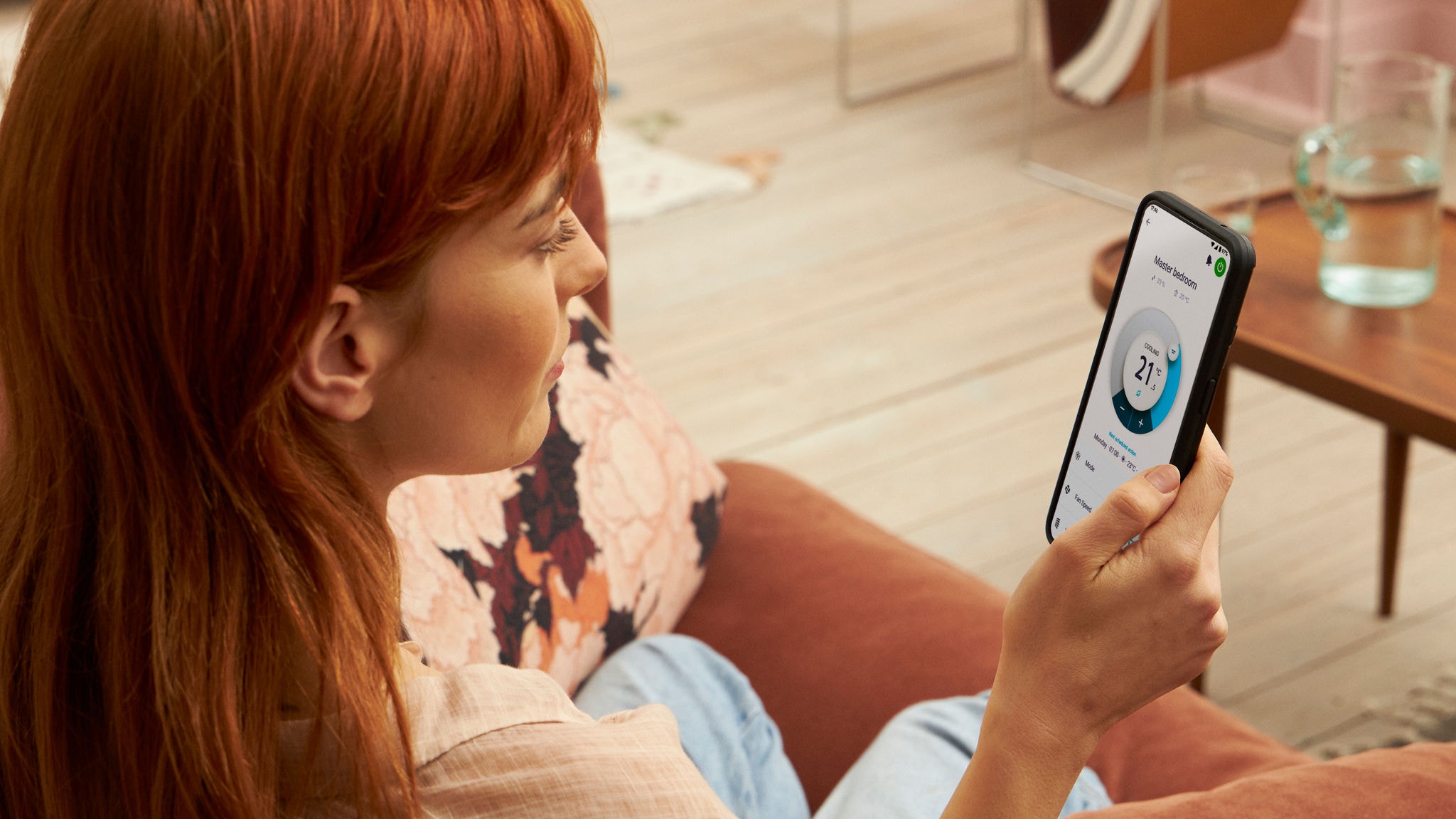 Žena používá aplikaci Onecta ke kontrole vytápění