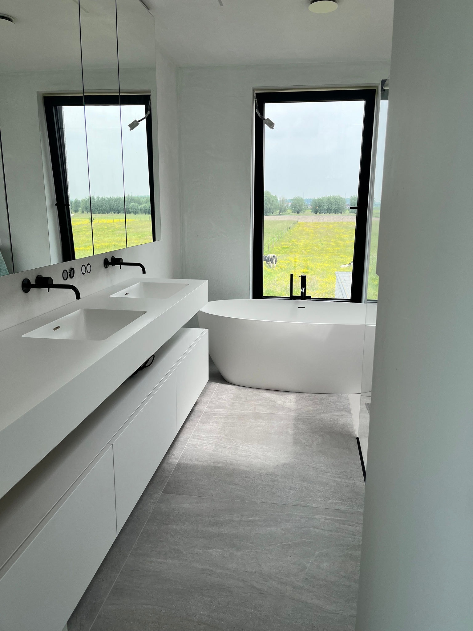 Moderní koupelna s teplou vodou dodávanou tepelným čerpadlem Daikin vzduch–voda