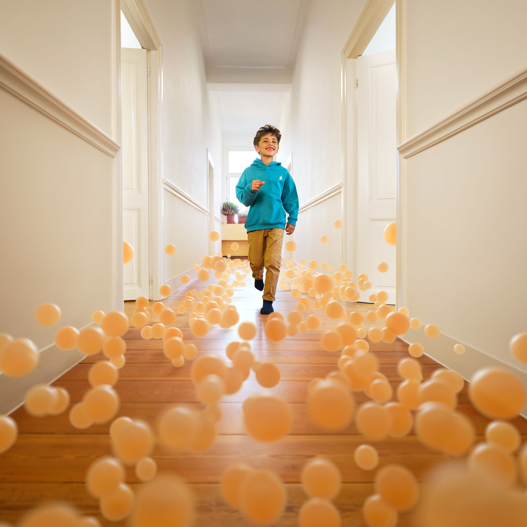 Chlapec běží po chodbě domu s perfektní teplotou díky tepelnému čerpadlu vzduch-voda