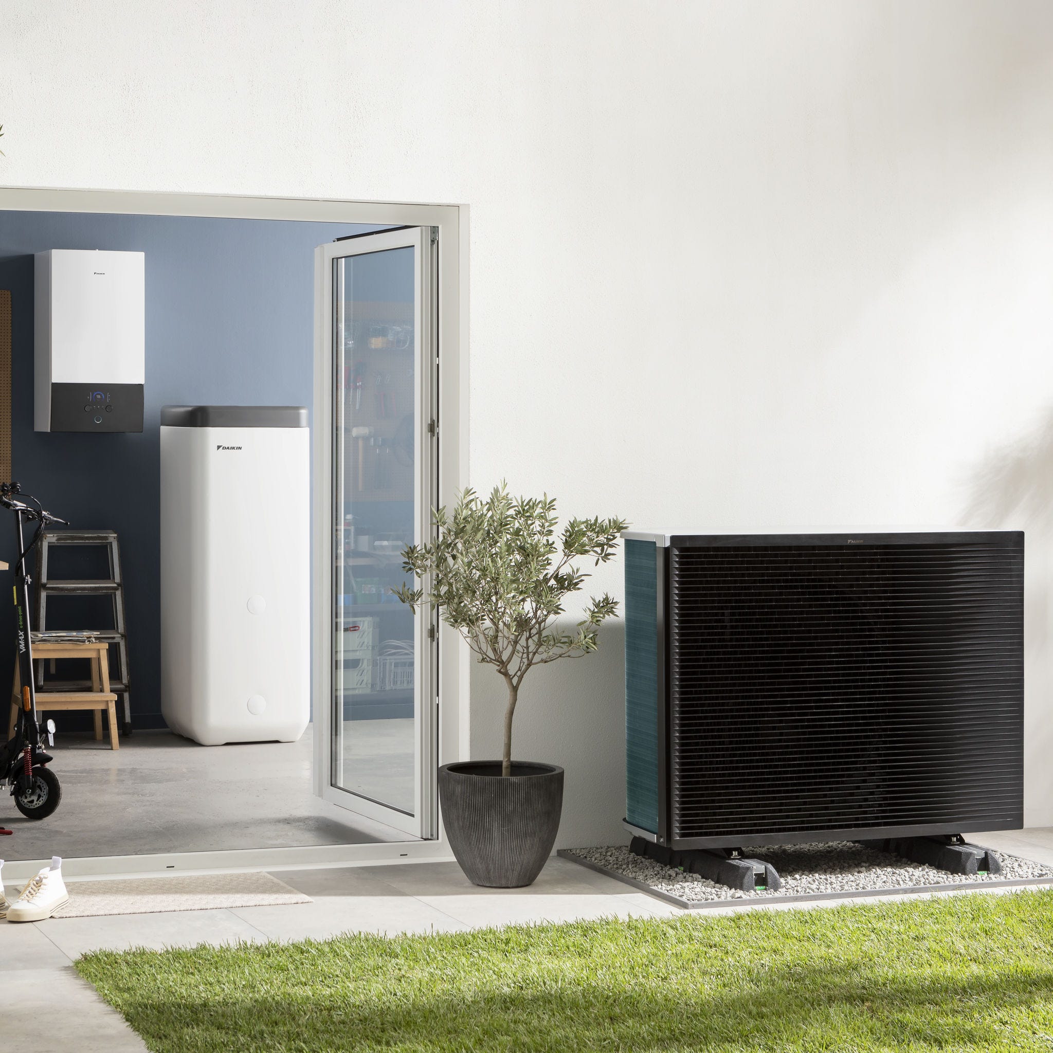 Venkovní jednotka tepelného čerpadla na zahradě