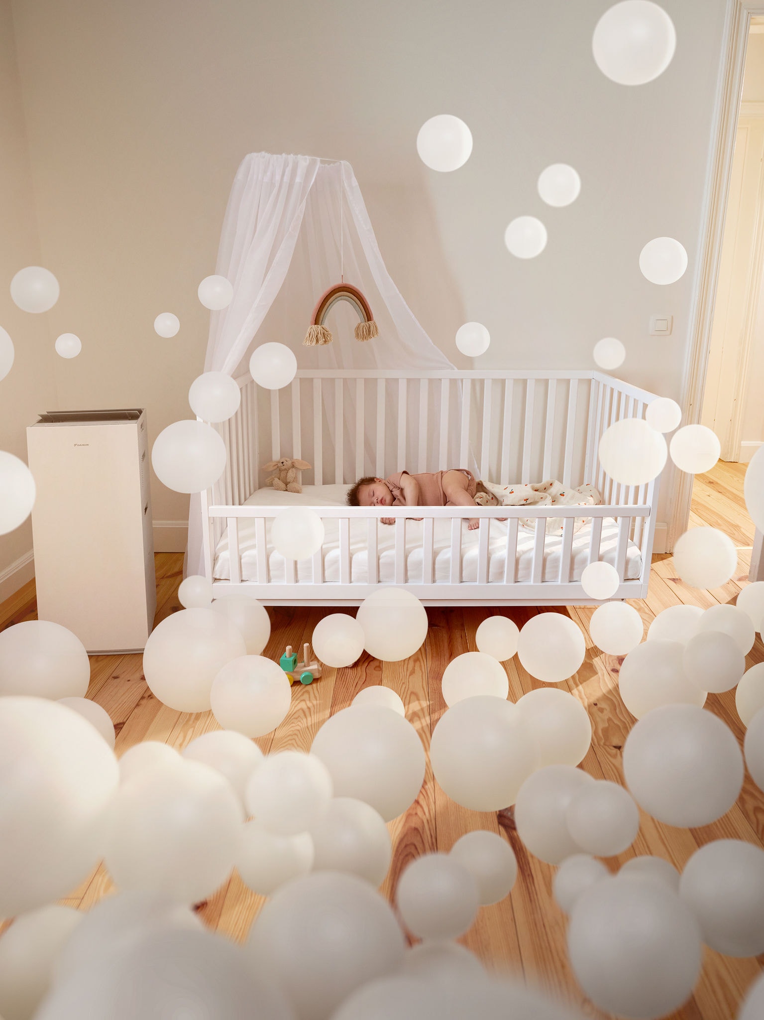 Dítě klidně spí v dětském pokoji s čističkou vzduchu a užívá si čistý vzduch a zdravou kvalitu ovzduší v místnosti