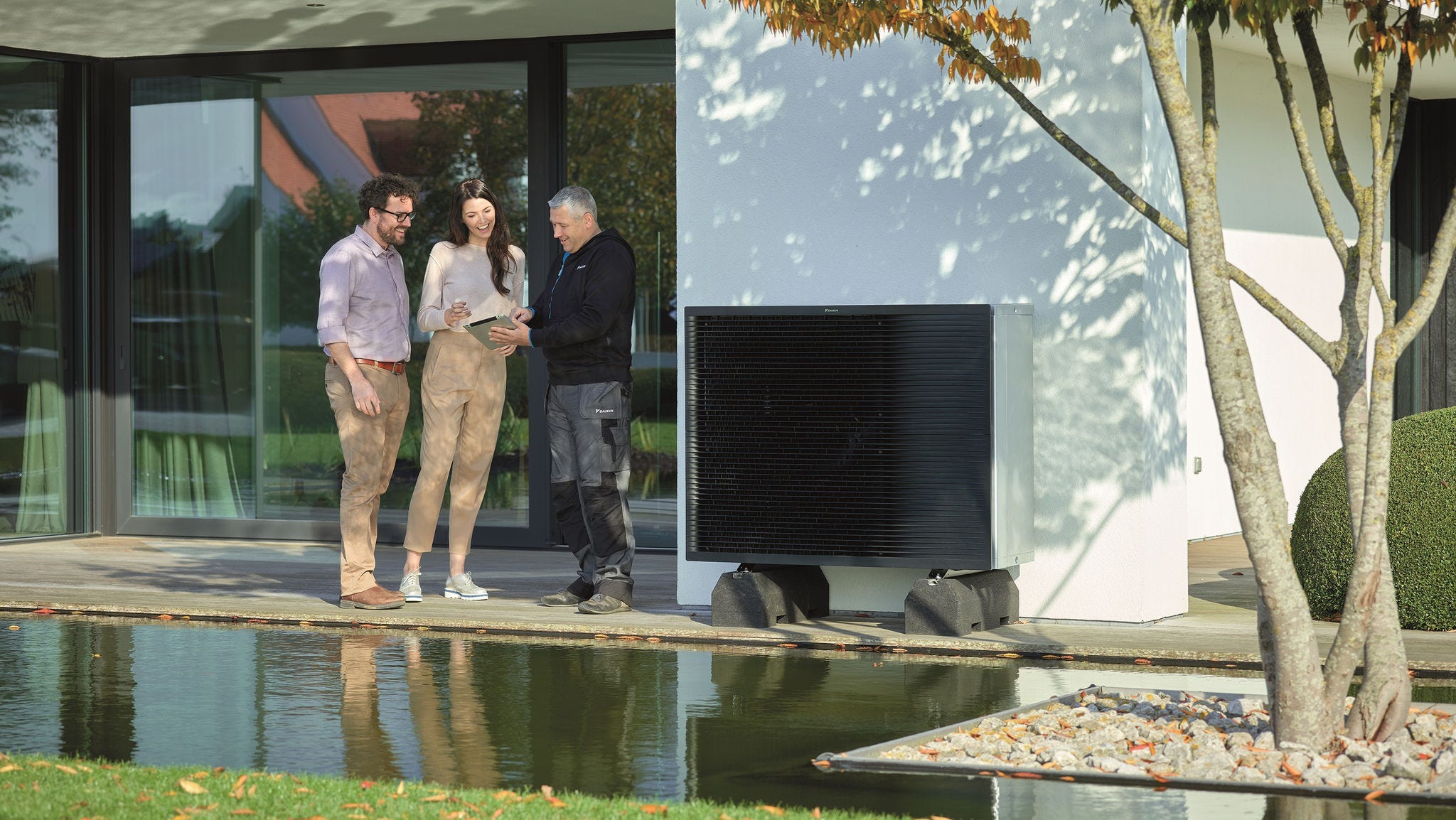 Spokojený pár přebírá nové tepelné čerpadlo Daikin