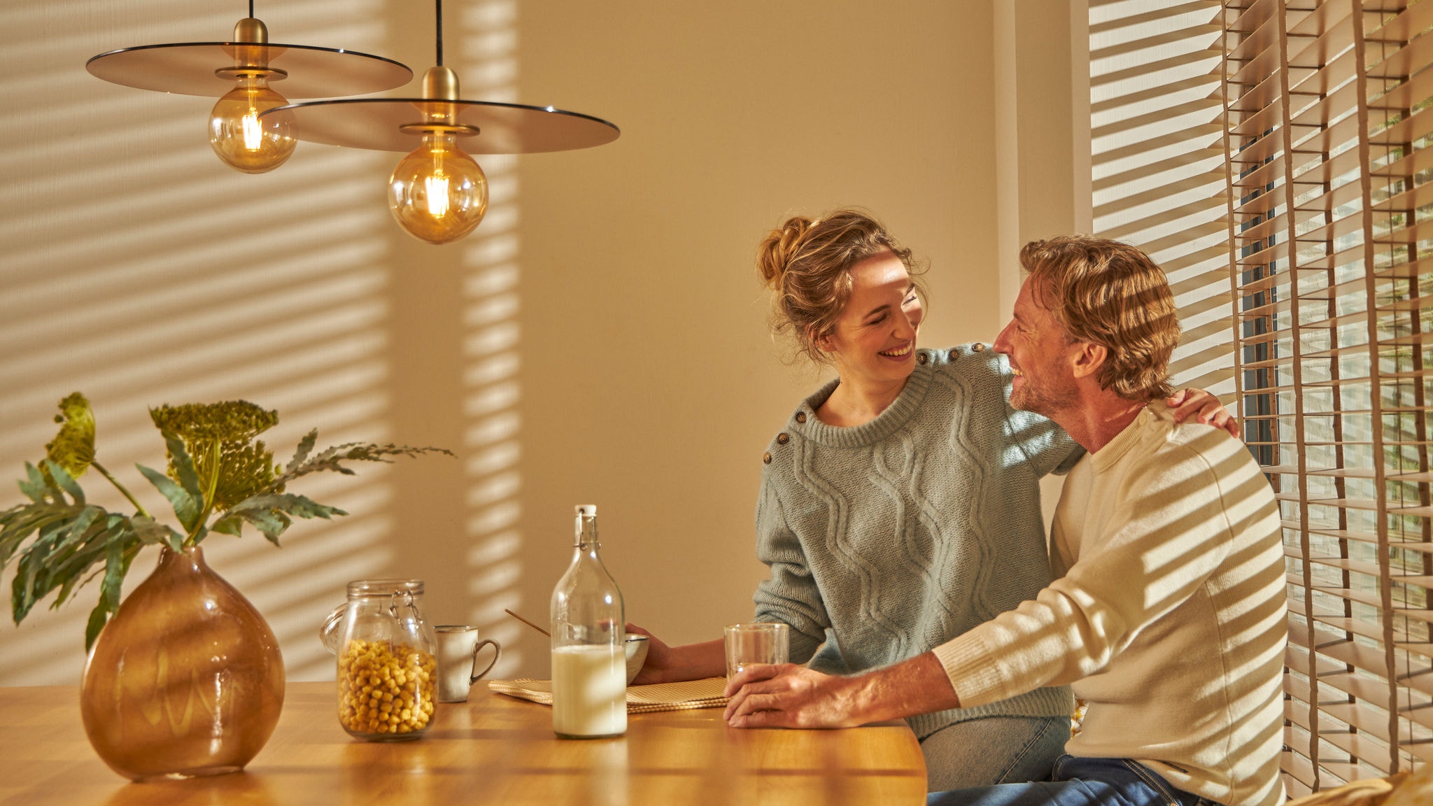 Manželé si díky této intuitivní technologii vytápění vychutnávají příjemnou snídani v útulně vyhřáté kuchyni