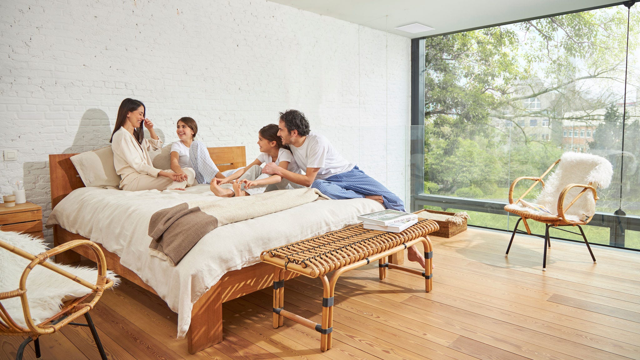 Čtyřčlenná rodina si užívá dobře větranou ložnici