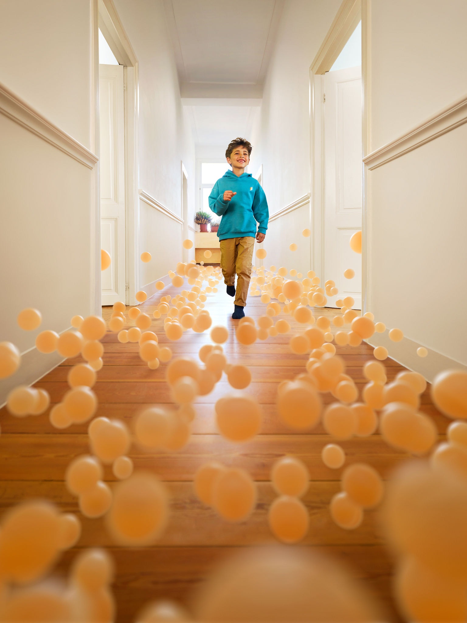 Chlapec běží po chodbě domu s perfektní teplotou díky tepelnému čerpadlu vzduch-voda