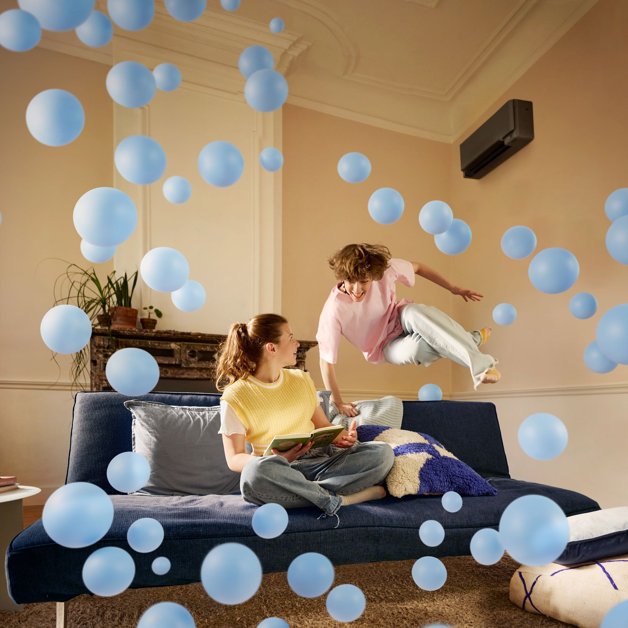 Babička ležící vedle klidně spícího dítěte v tiché, příjemně vyhřáté místnosti díky tichému tepelnému čerpadlu vzduch-vzduch