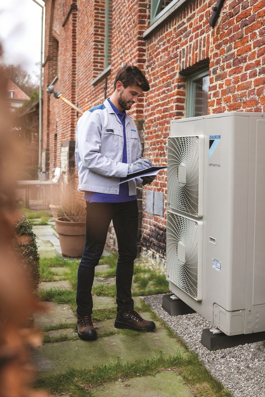 Muž instalující venkovní jednotku