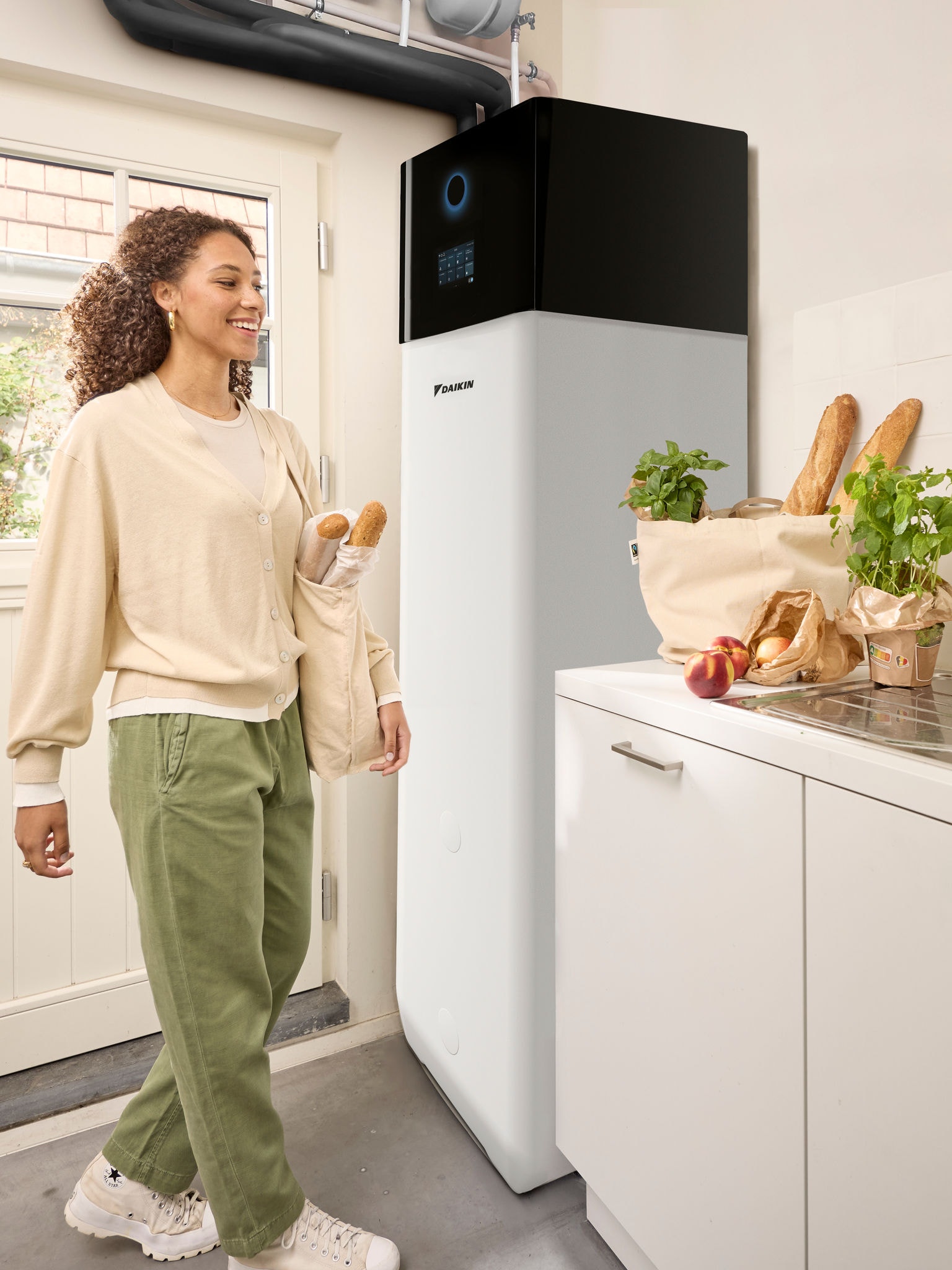 Žena se vrací domů z nákupu s taškami s potravinami