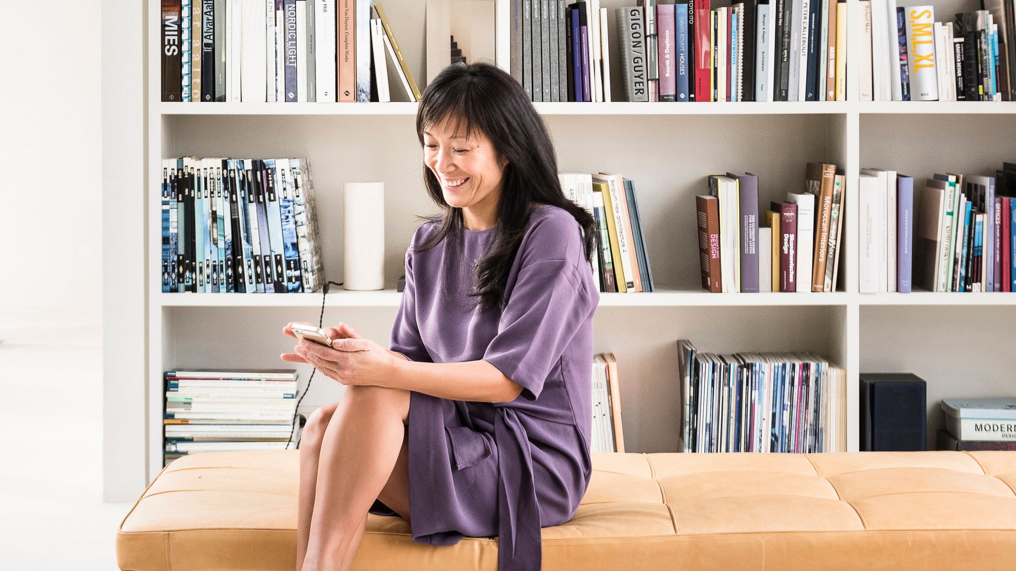 Žena používá aplikaci Onecta k ovládání vytápění, chlazení a ohřevu vody ve svém domě