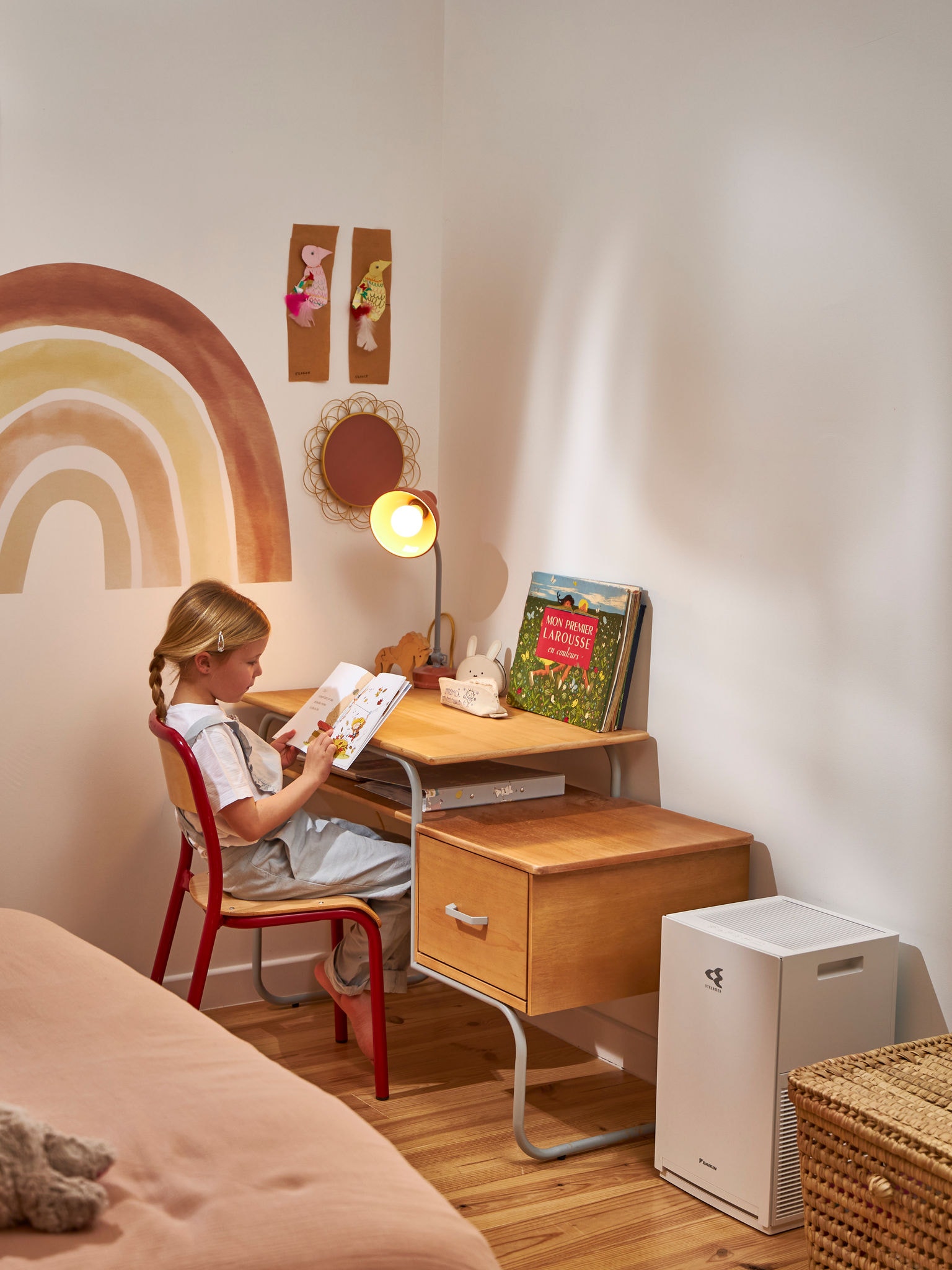 Dítě čtoucí vedle čističky vzduchu