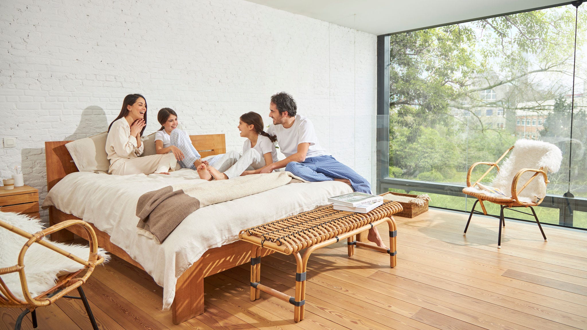 Čtyřčlenná rodina si díky ventilaci užívá čerstvý vzduch v obývacím pokoji