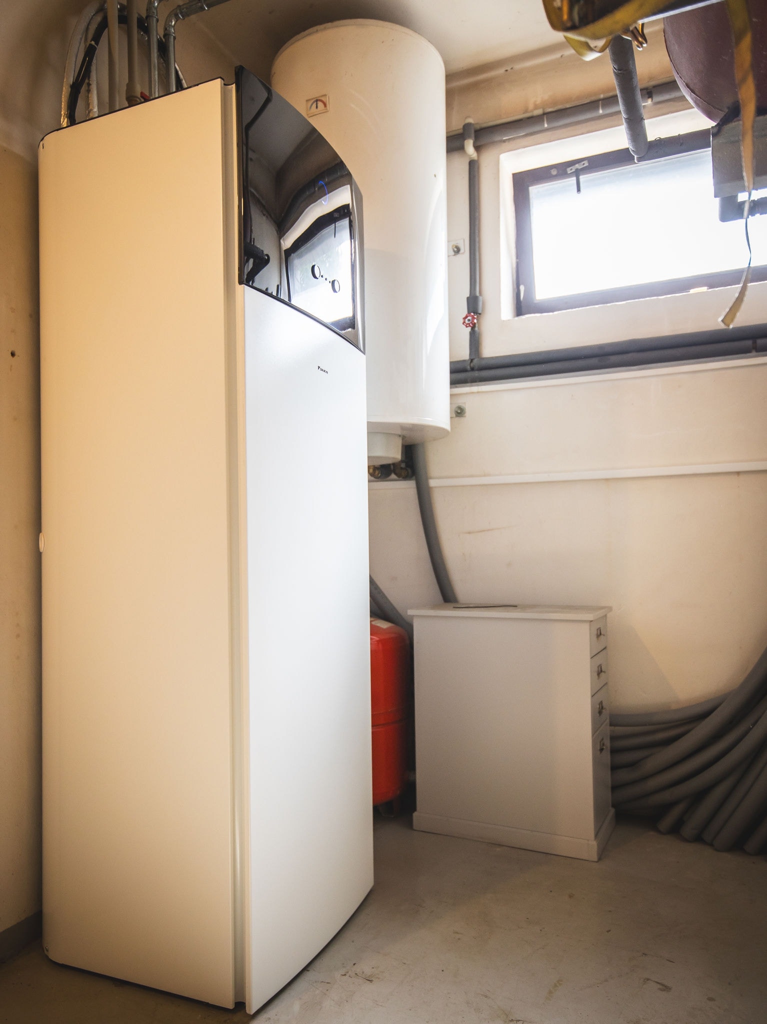 Vnitřní jednotka tepelného čerpadla Daikin s 230l zásobníkem na ohřev teplé vody pro efektivní vytápění.