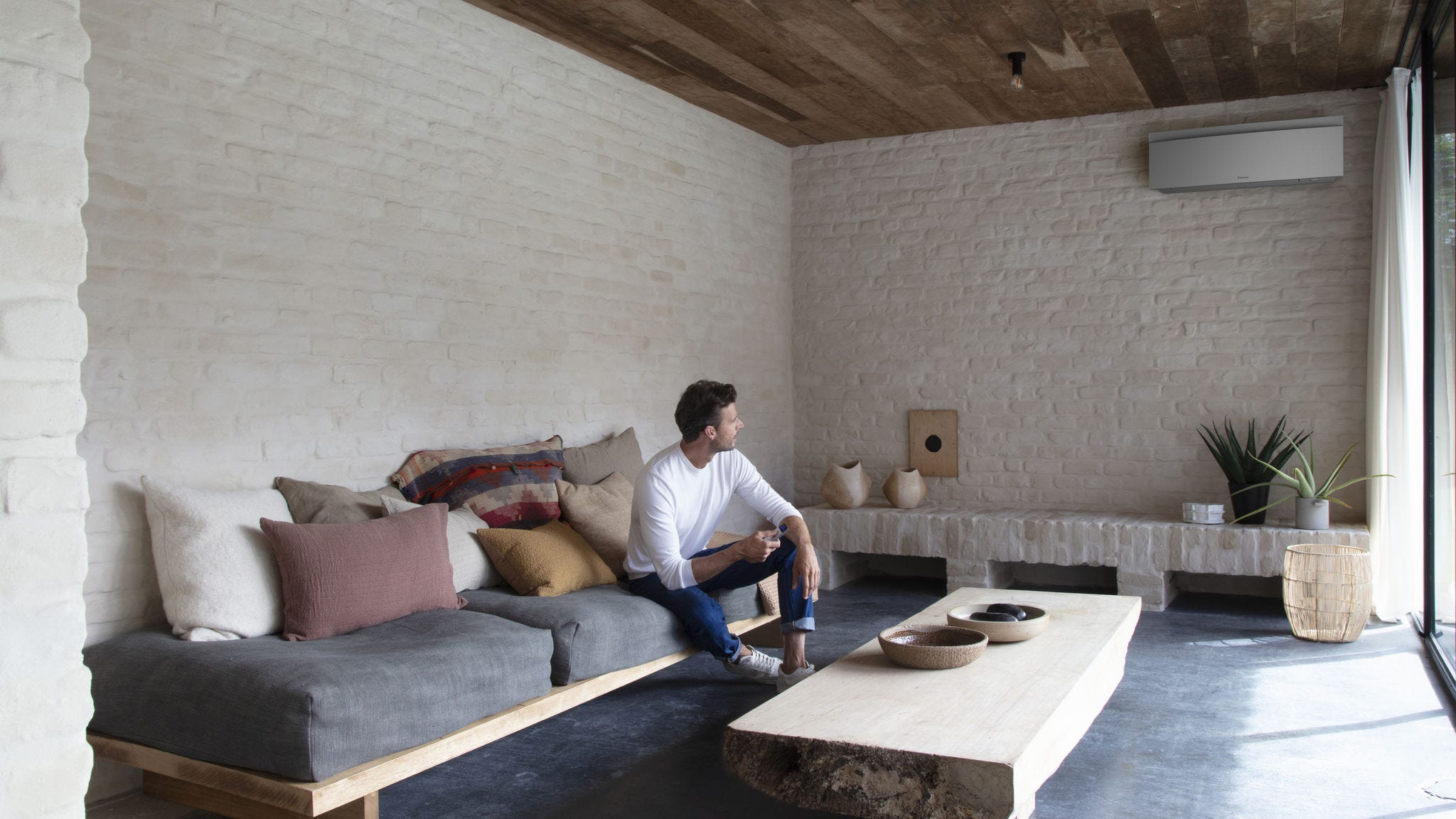 Instalační firma umisťuje stylovou vnitřní jednotku na stěnu