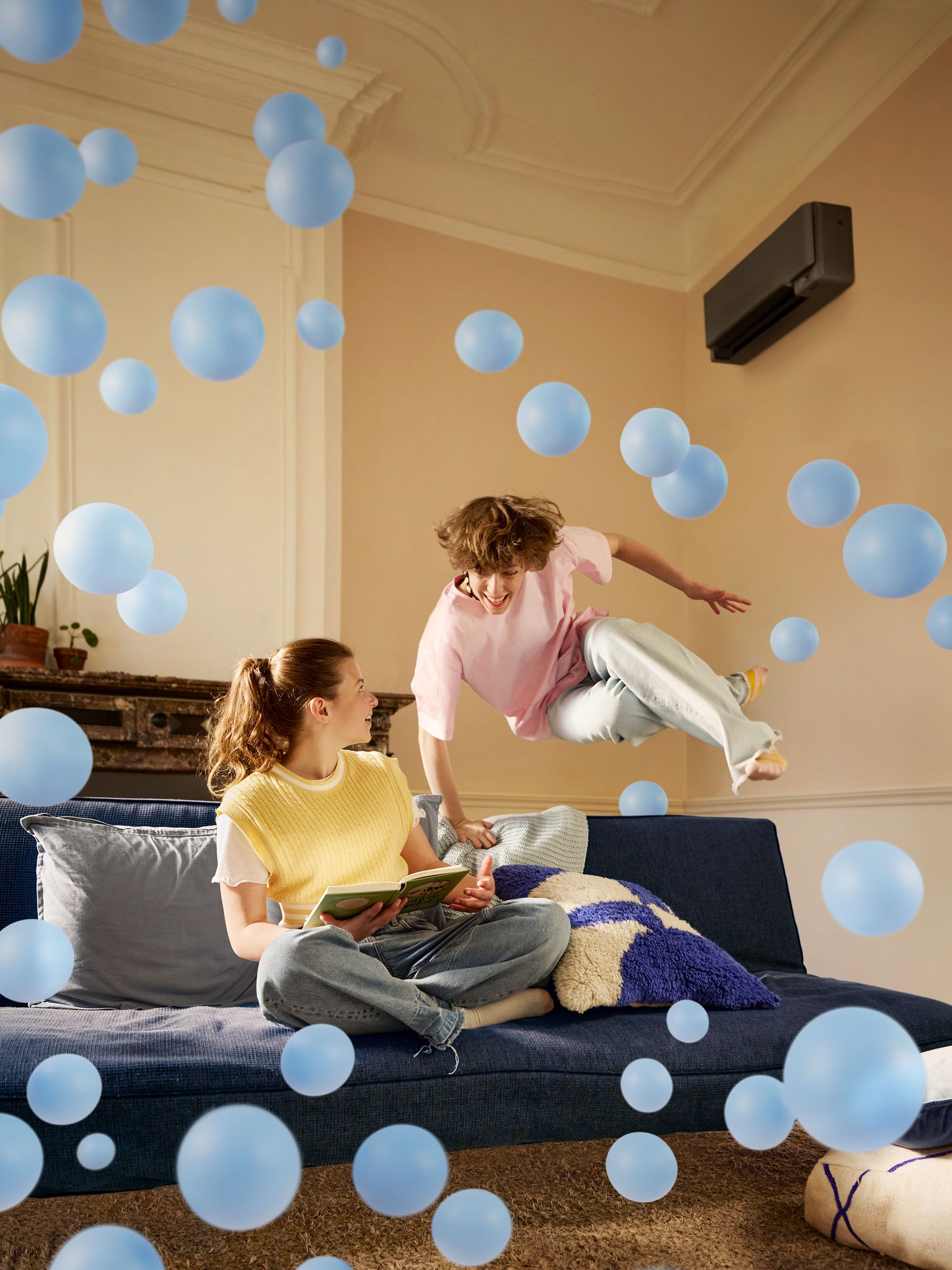 Babička ležící vedle klidně spícího dítěte v tiché, příjemně vyhřáté místnosti díky tichému tepelnému čerpadlu vzduch-vzduch