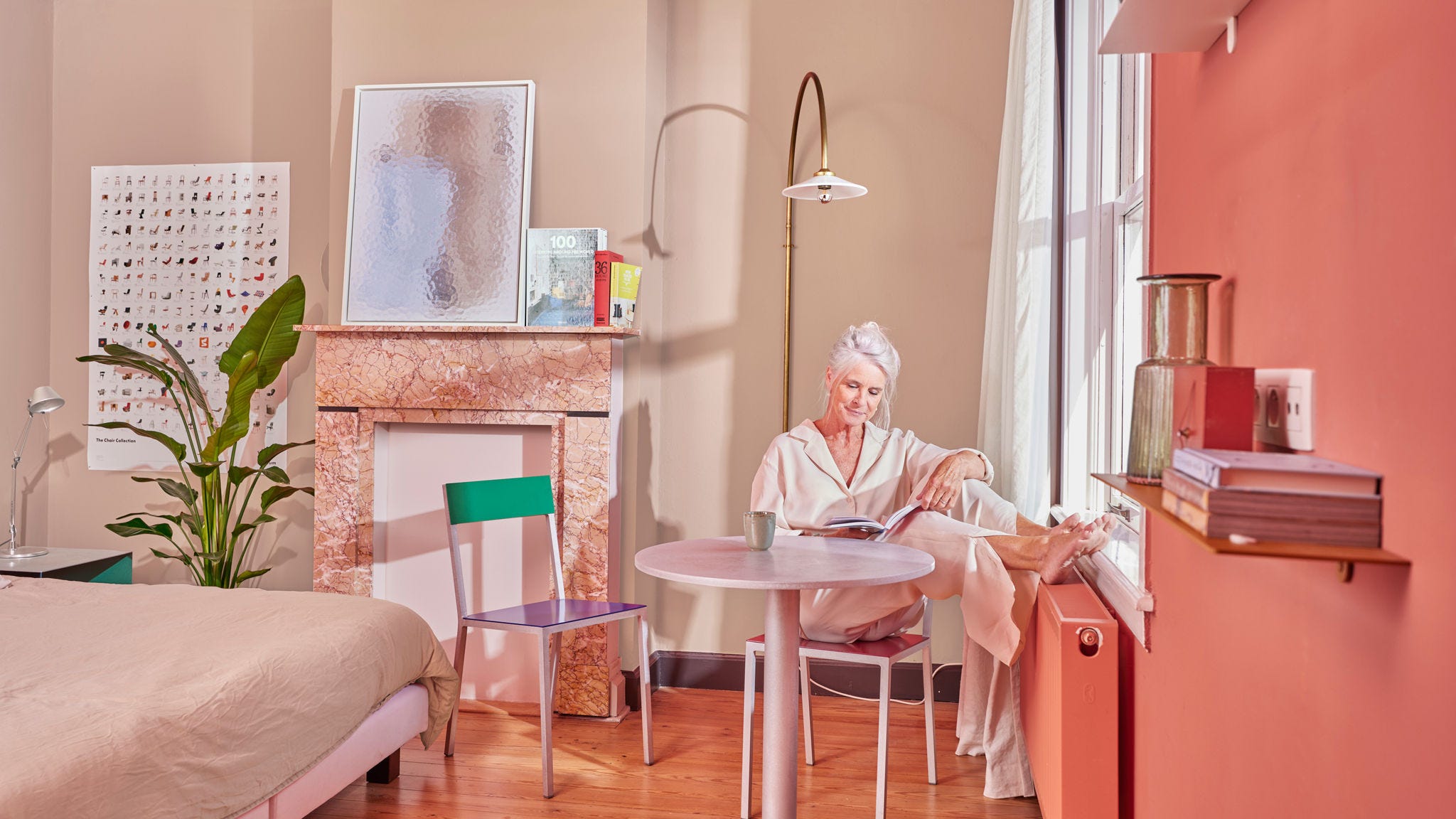 Starší žena si užívá nízkoteplotní radiátor v útulné ložnici s tepelným čerpadlem