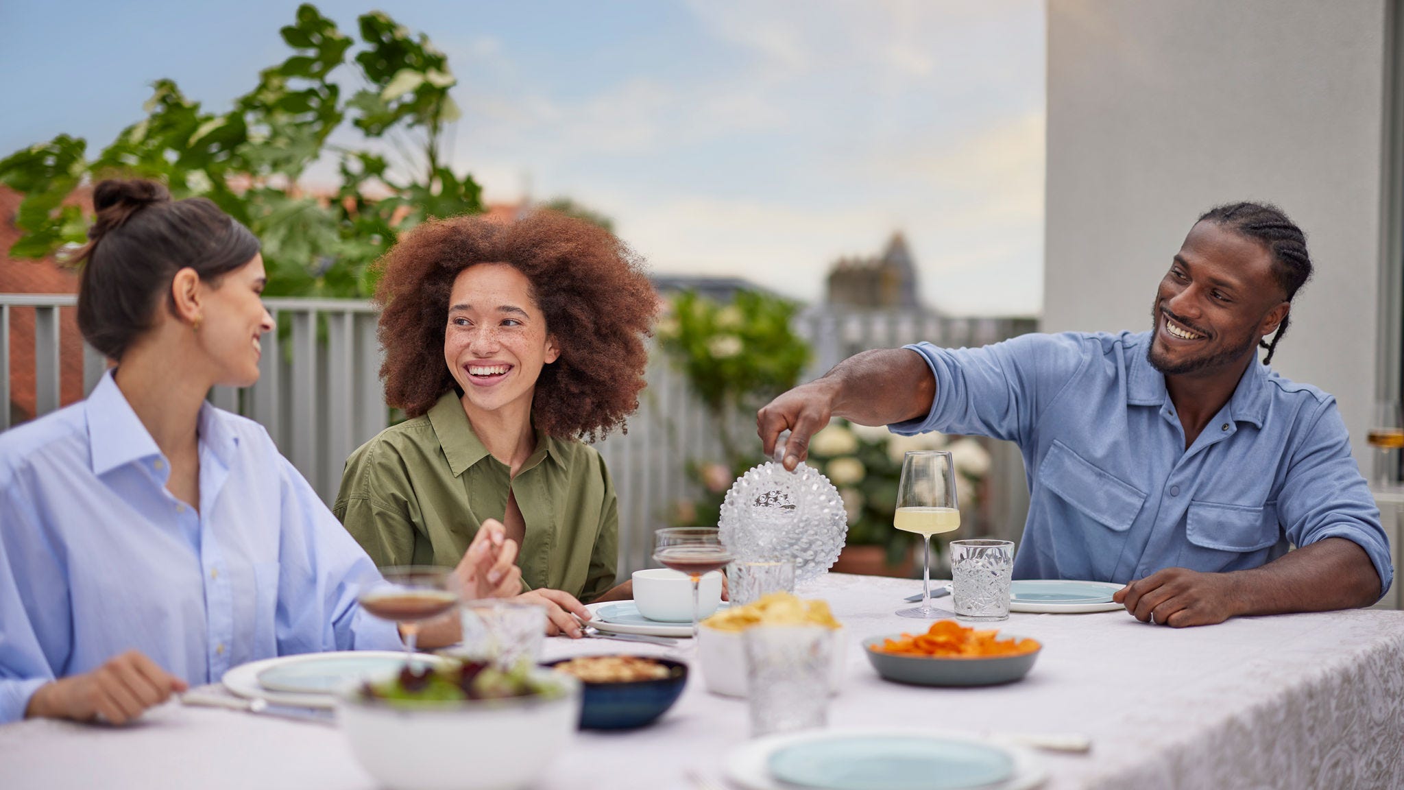 Přátelé společně večeří v pohodlí díky tichému tepelnému čerpadlu s vzduchovým zdrojem