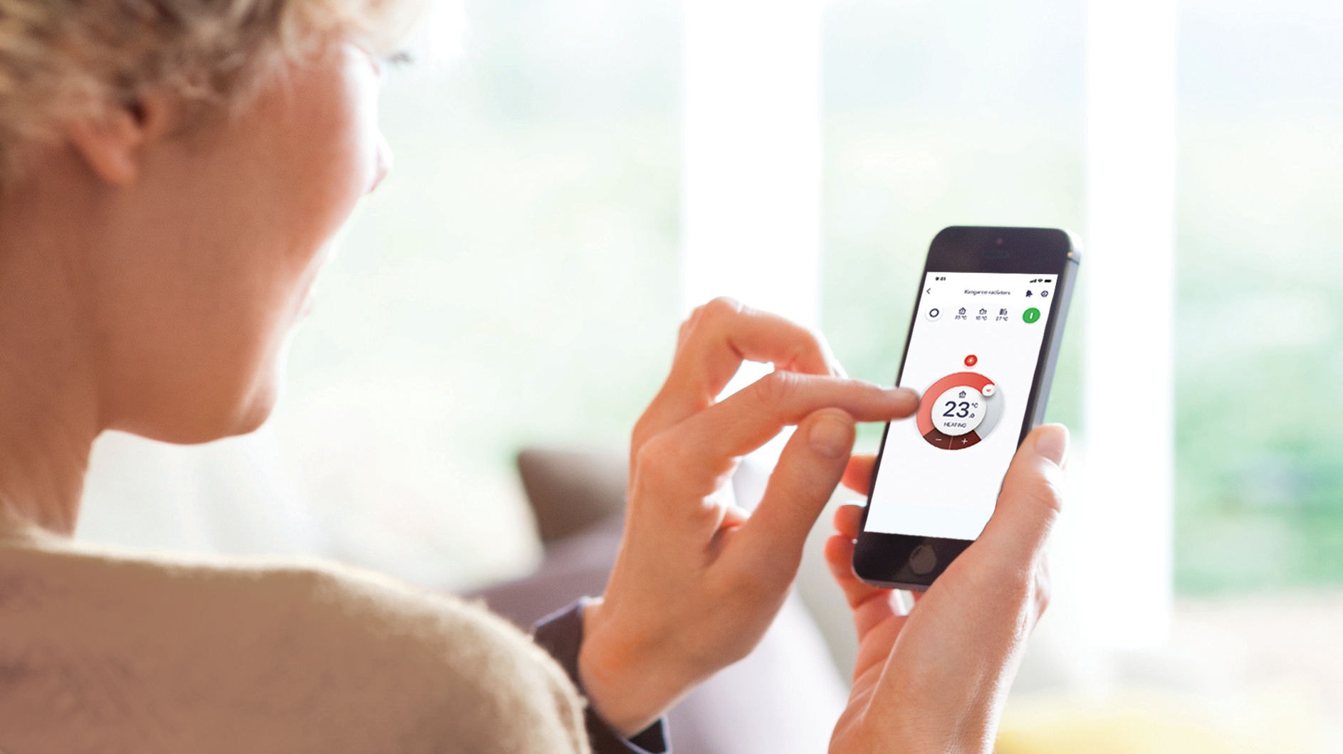 Žena používající aplikaci Onecta na svém chytrém telefonu