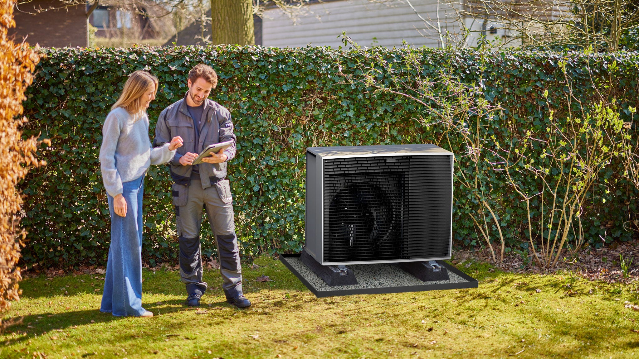 Instalace venkovní jednotky tepelného čerpadla vzduch-voda v zahradě rodinného domu