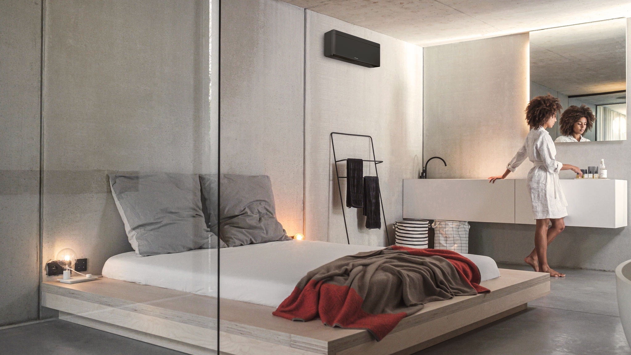 Žena ve své ložnici se stylovou klimatizací Daikin