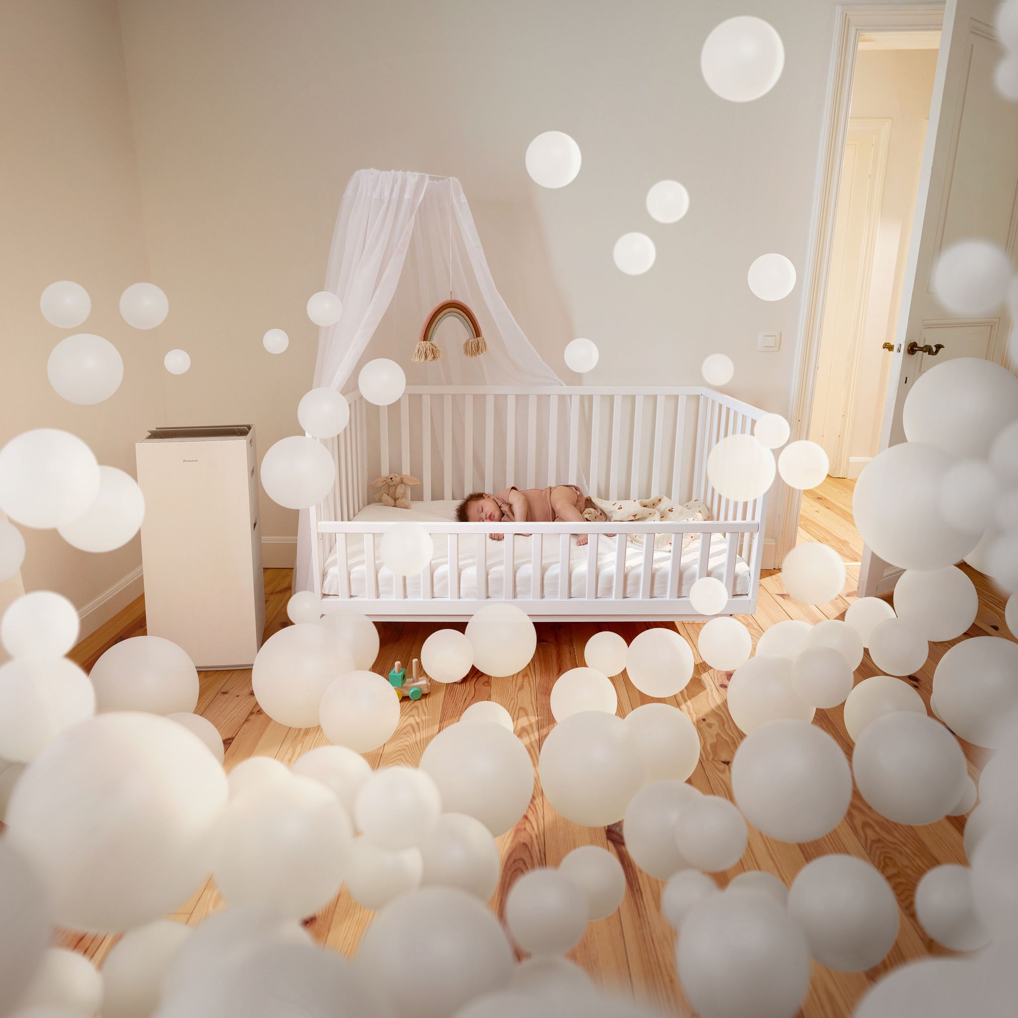 Dítě klidně spí v dětském pokoji s čističkou vzduchu a užívá si čistý vzduch a zdravou kvalitu ovzduší v místnosti