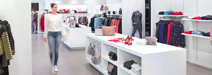 zákazník vcházející do obchodu