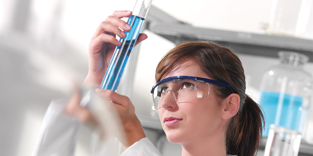 Žena pracující v laboratoři.