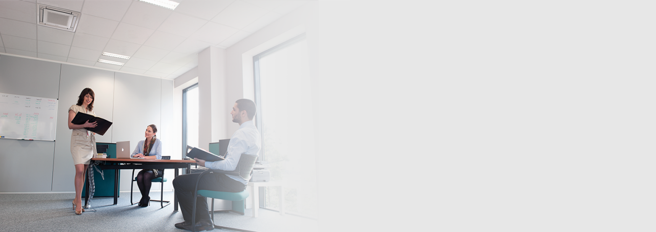 Tři osoby na schůzce v kanceláři