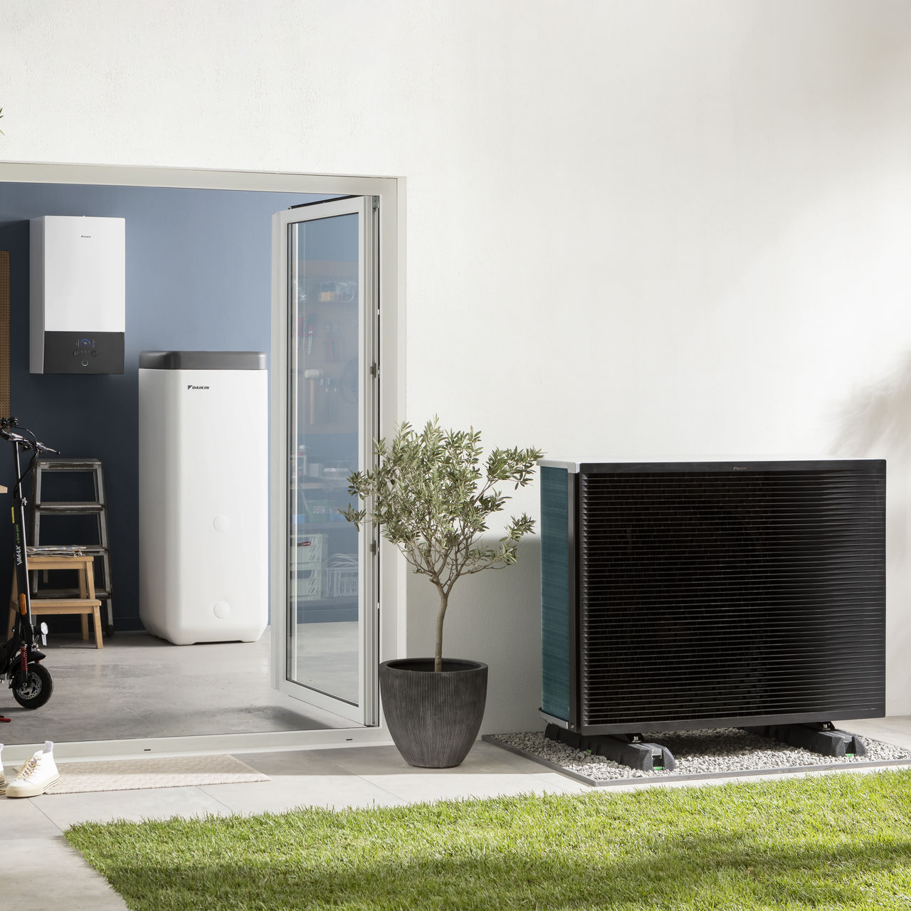 Venkovní jednotka tepelného čerpadla na zahradě