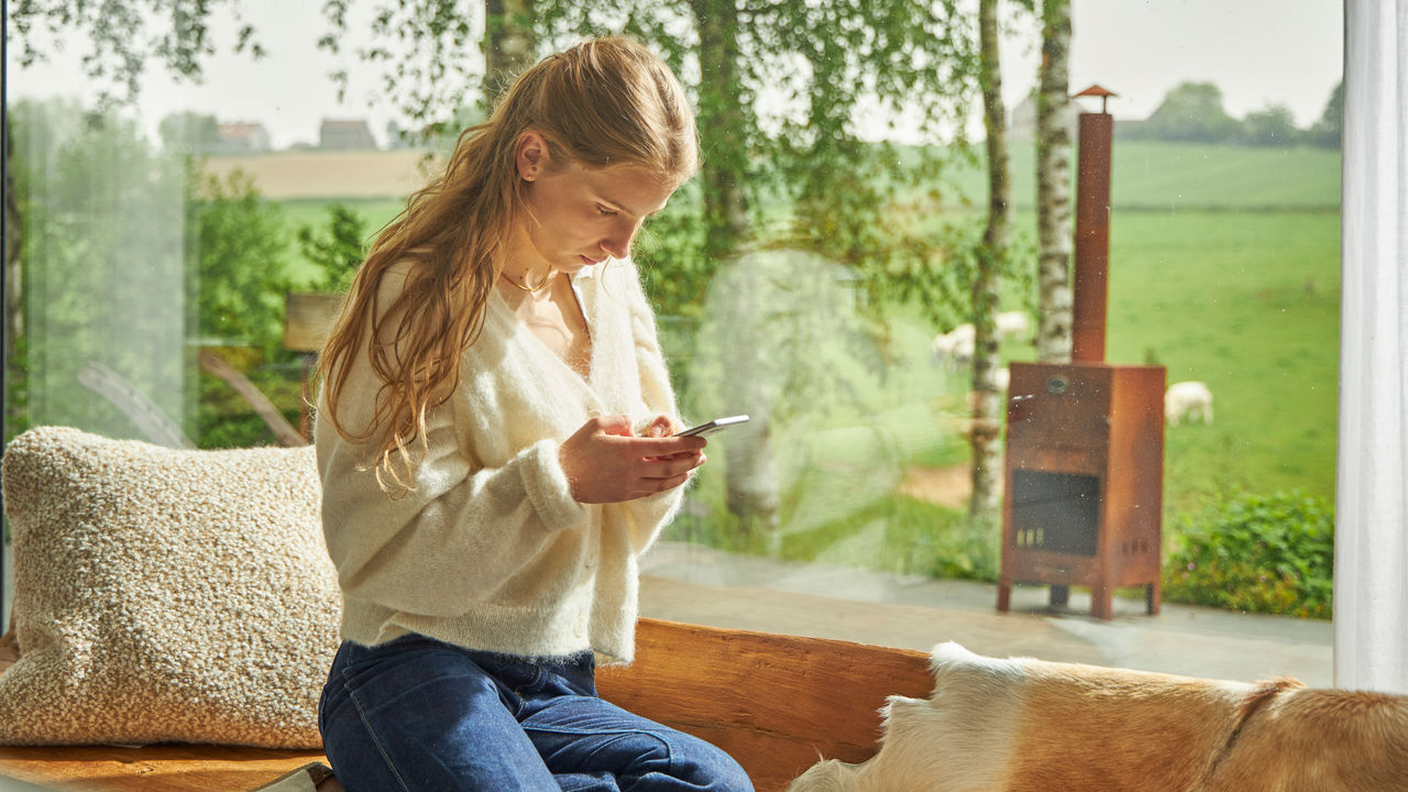 Paní používá svůj chytrý telefon