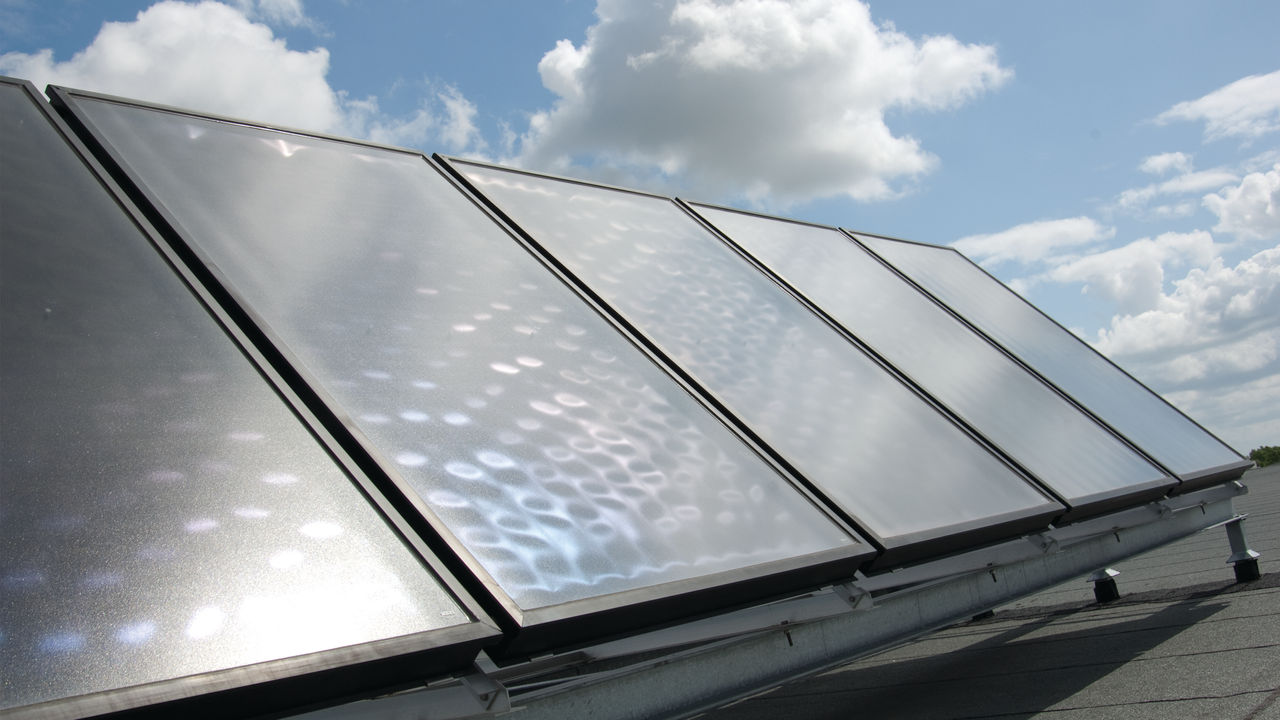 Solární panely instalované na střeše a propojené s tepelným čerpadlem Daikin, které vytváří synergii a šetří peníze.